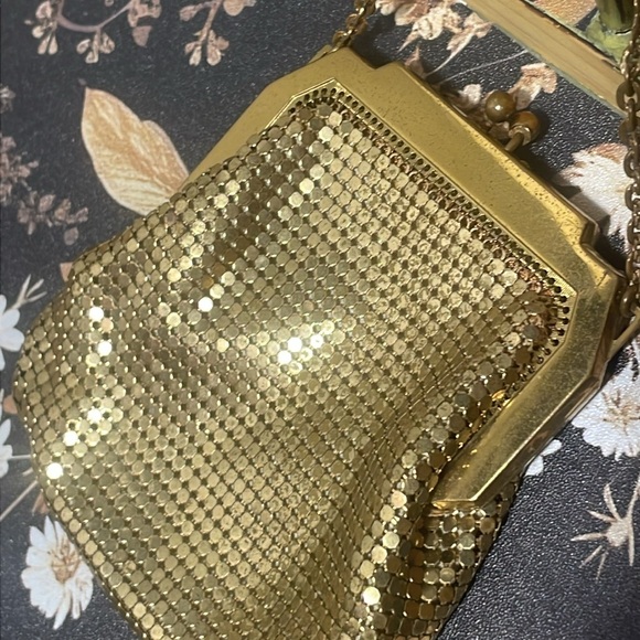 Vintage Whiting & Davis small gold purse made in USA - Picture 3 of 7
